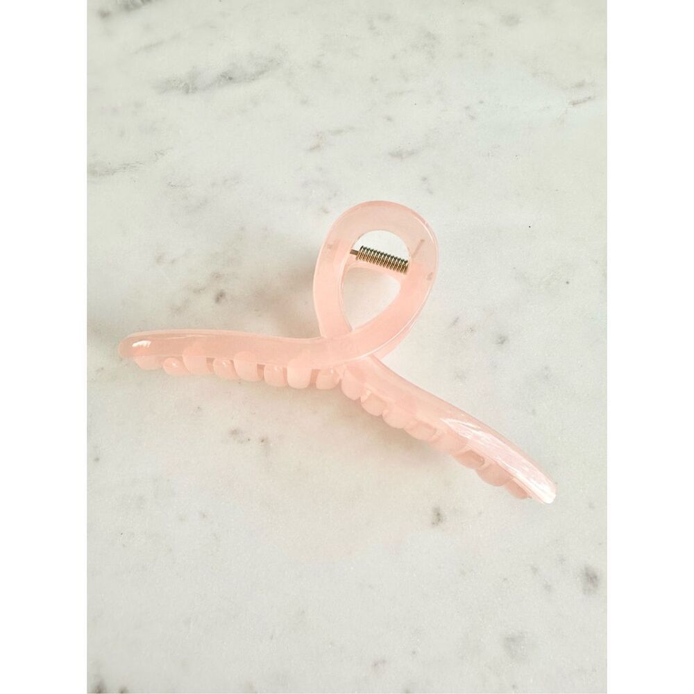 Pink minimalistic twist hair claw